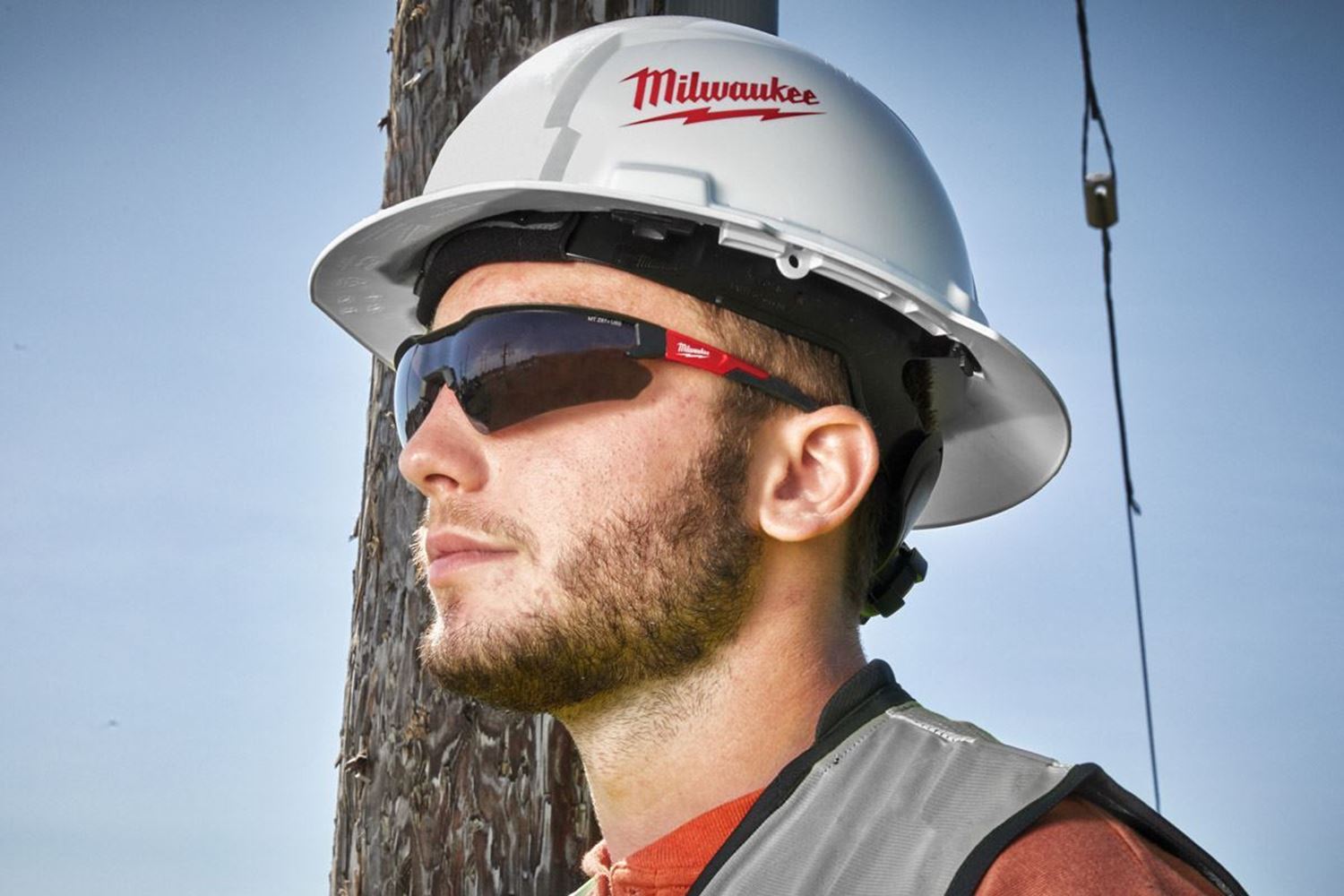 Снимка на Предпазни очила противозапотяващи и устойчиви на надраскване Milwaukee Enhanced затъмнени,4932478764