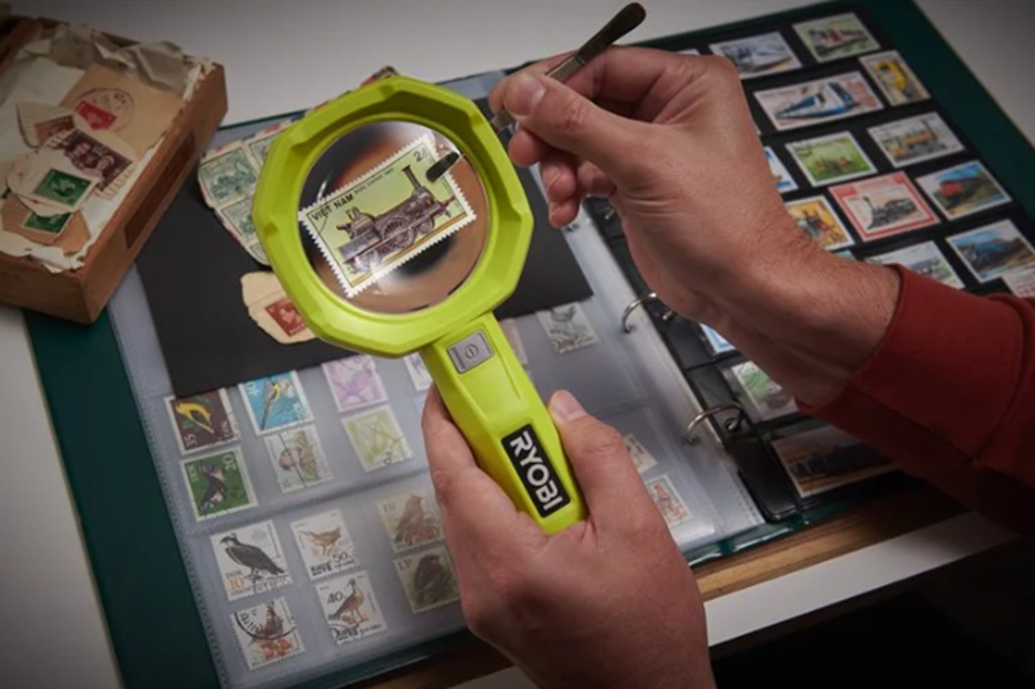 Снимка на Лупа RYOBI с USB зарядно, 2Ah, 5133006229