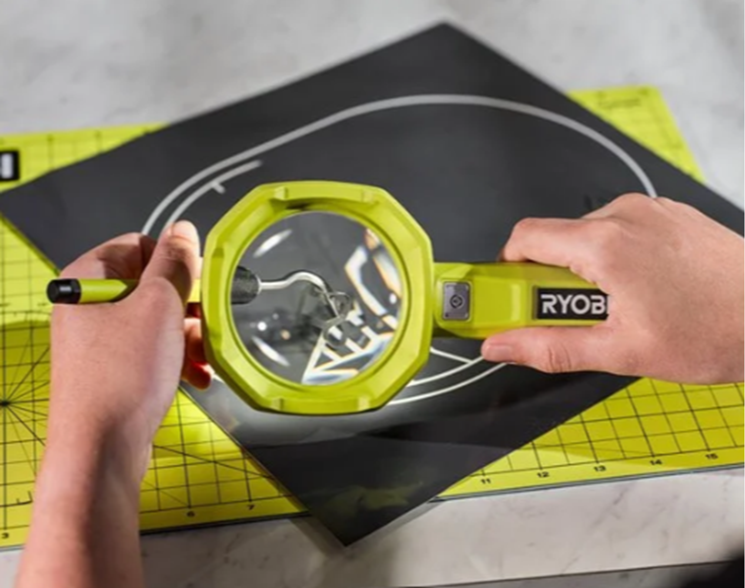 Снимка на Лупа RYOBI с USB зарядно, 2Ah, 5133006229