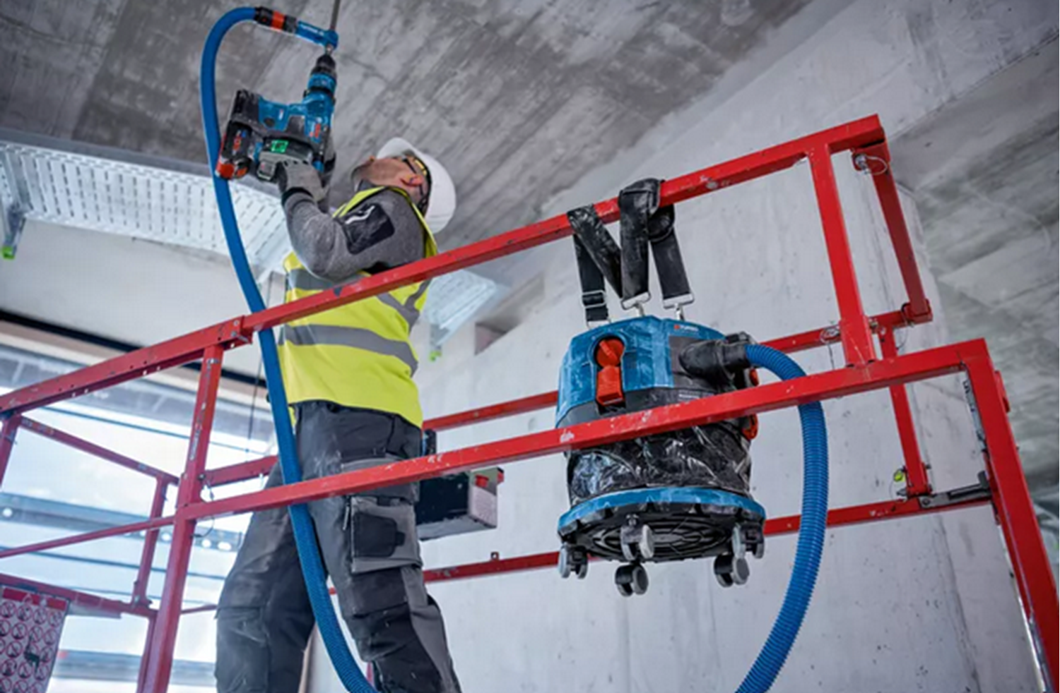 Снимка на Акумулаторна прахосмукачка BOSCH GAS 18V-12 MC Professional, сухо и мокро почистване, SOLO