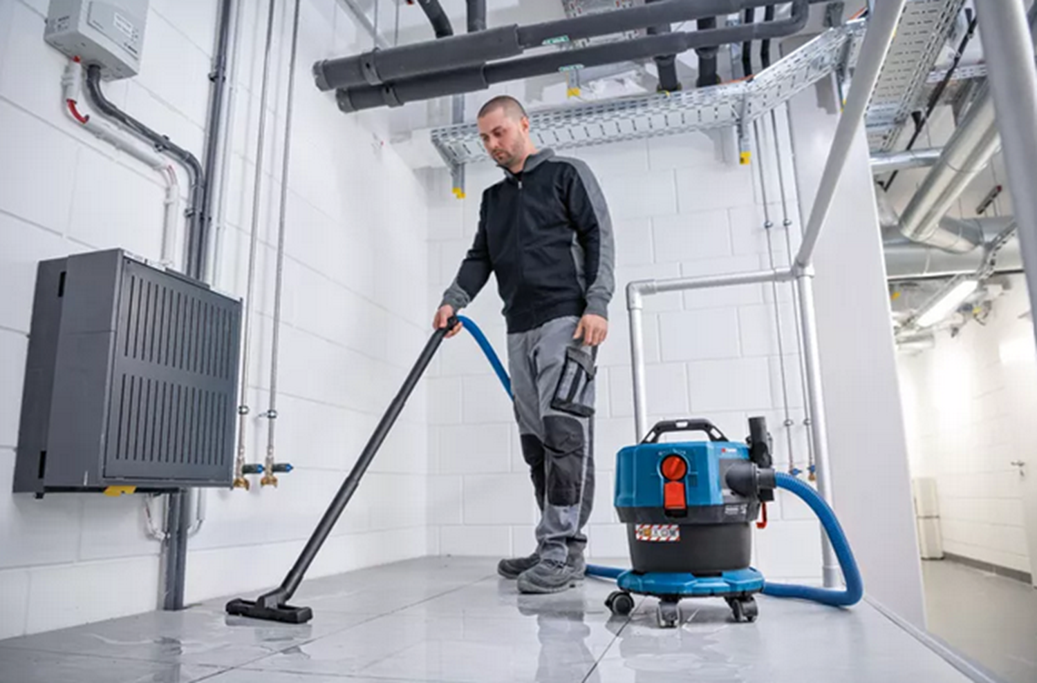 Снимка на Акумулаторна прахосмукачка BOSCH GAS 18V-12 MC Professional, сухо и мокро почистване, SOLO